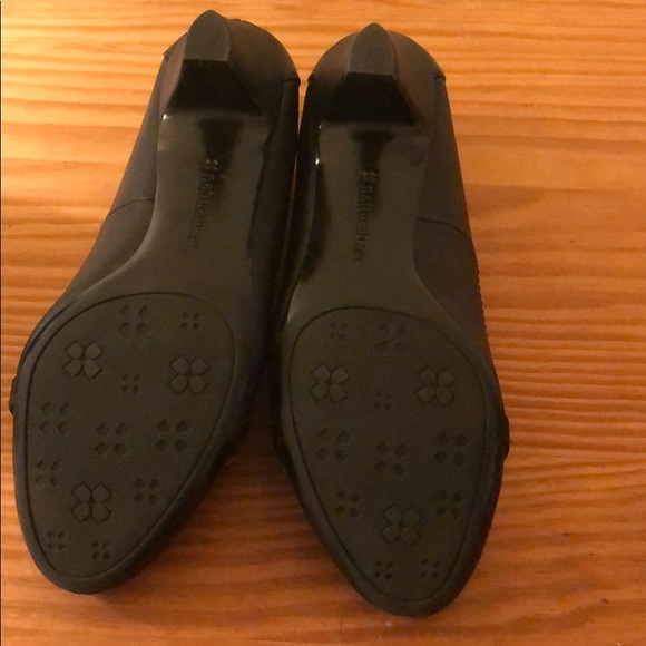 Dainty Low Heels - Picture 2 of 2